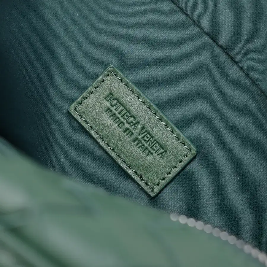 BOTTEGA VENETA 2024 New Intrecciato Classic Washbag