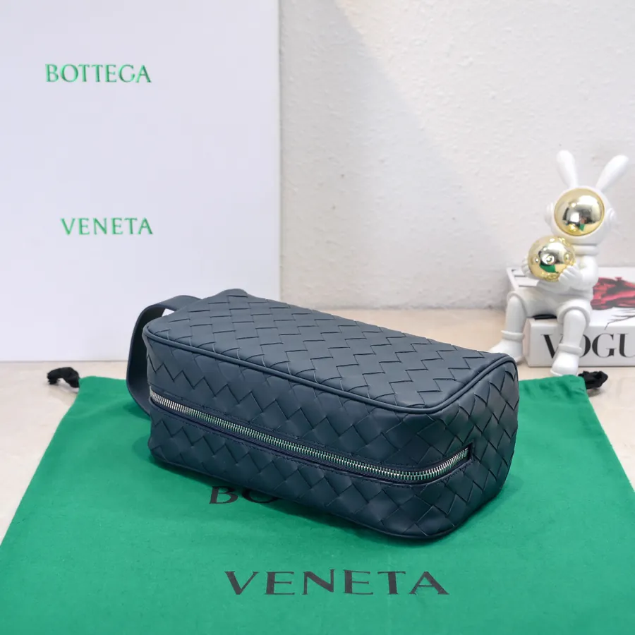 BOTTEGA VENETA 2024 New Intrecciato Classic Washbag