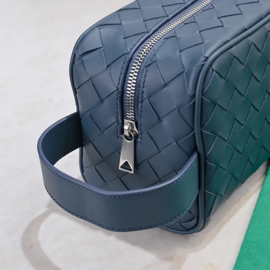 BOTTEGA VENETA 2024 New Intrecciato Classic Washbag
