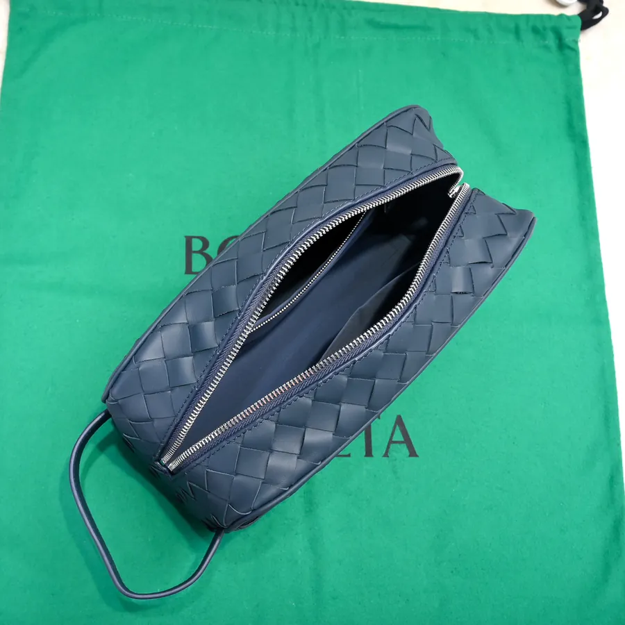 BOTTEGA VENETA 2024 New Intrecciato Classic Washbag