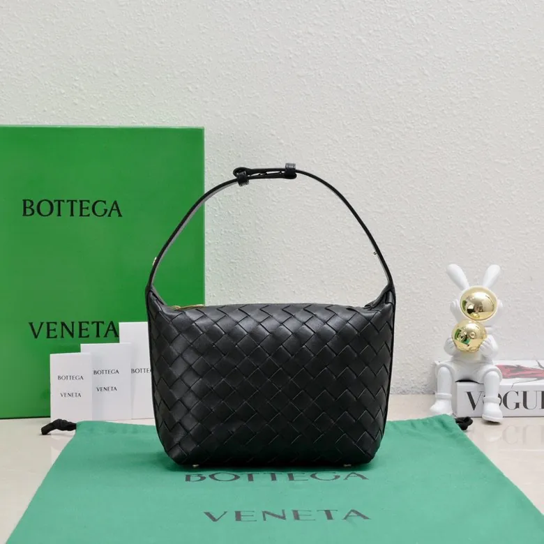 BvWallace Shoulder Lunch Tote Intrecciato Crafted with Happa Lamb Leather