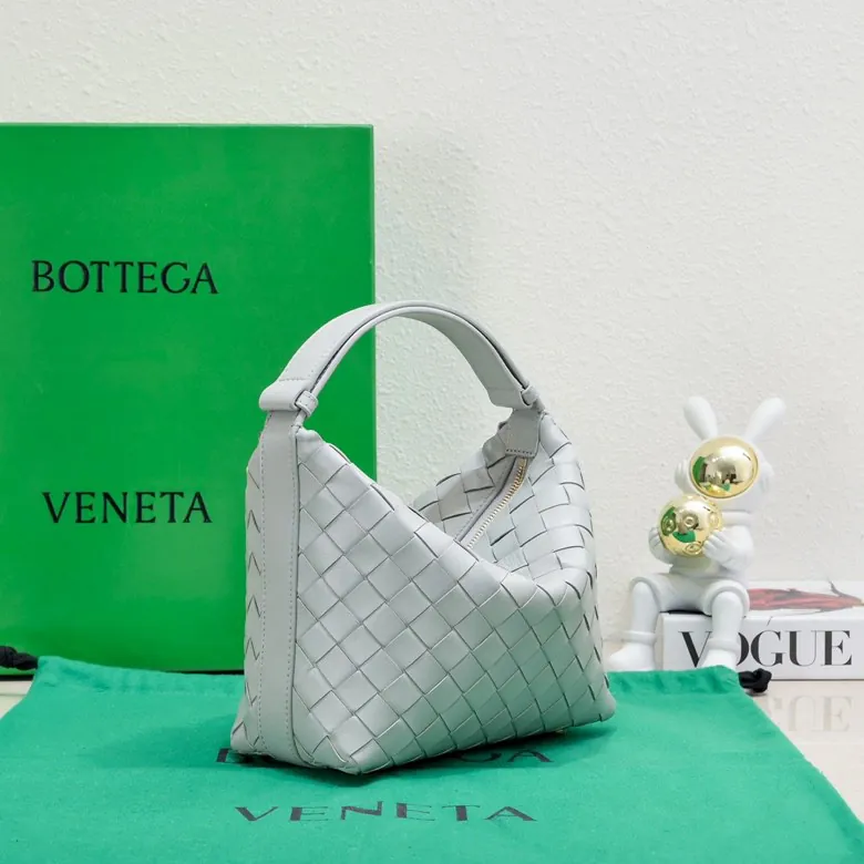 BvWallace Shoulder Lunch Bag Intrecciato Crafted, Elegant Commute
