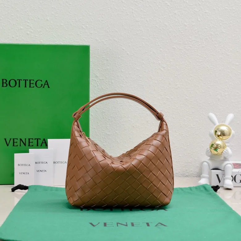 BvWallace Shoulder Lunch Bag Intrecciato Crafted, Elegant Commute