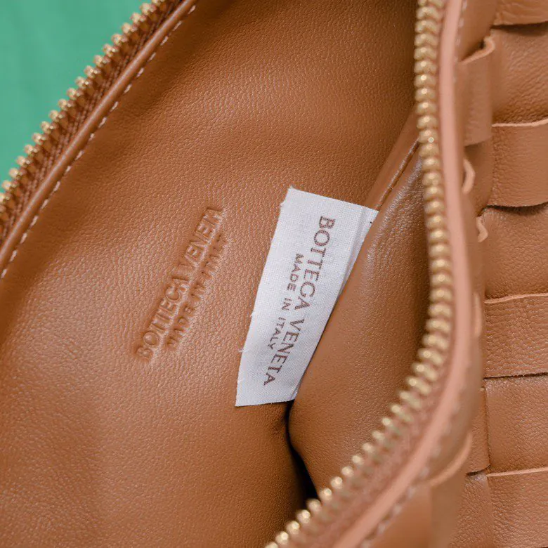 BvWallace Shoulder Lunch Bag Intrecciato Crafted, Elegant Commute