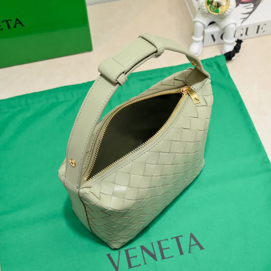 BvWallace Shoulder Lunch Tote Intrecciato Crafted with Happa Lamb Leather