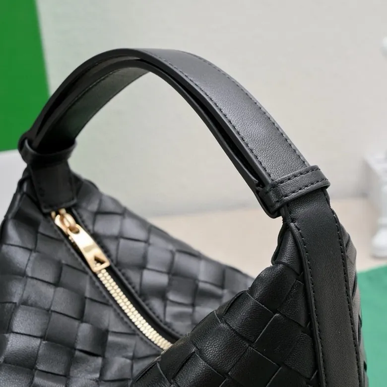 BvWallace Shoulder Lunch Bag Intrecciato Crafted, Elegant Commute