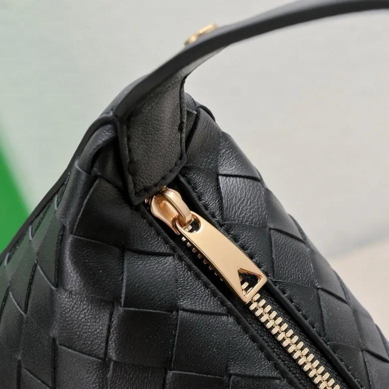 BvWallace Shoulder Lunch Bag Intrecciato Crafted, Elegant Commute
