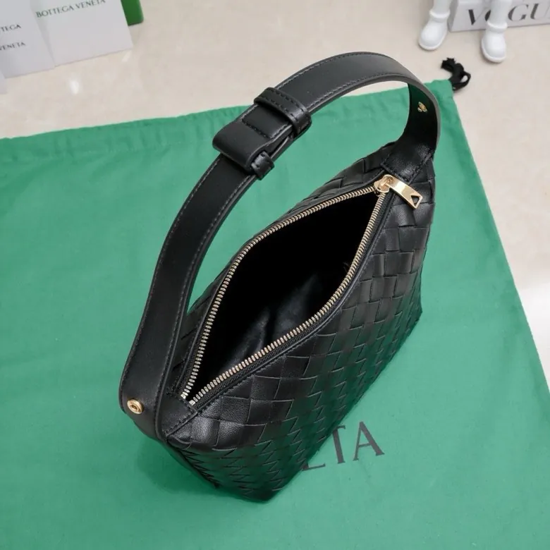 BvWallace Shoulder Lunch Bag Intrecciato Crafted, Elegant Commute