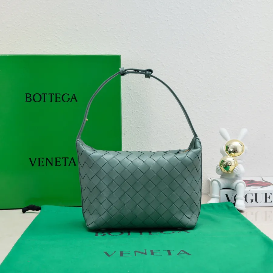 BvWallace Shoulder Lunch Bag Intrecciato Crafted, Elegant Commute