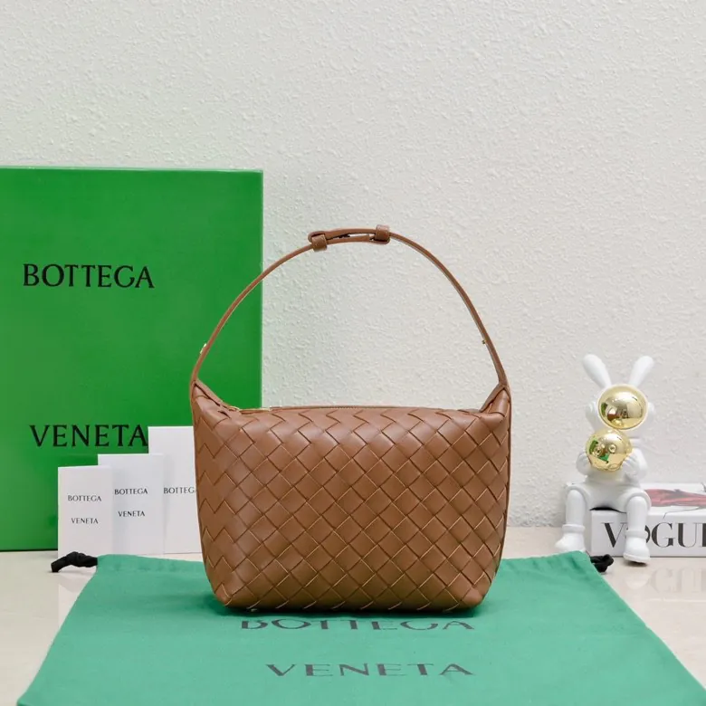 BvWallace Shoulder Lunch Bag Intrecciato Crafted, Elegant Commute