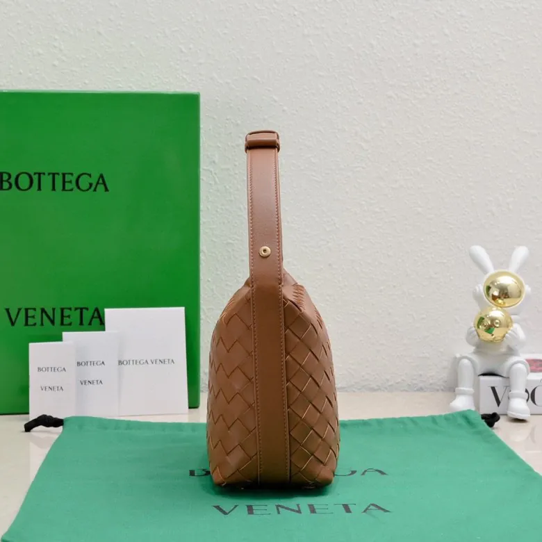 BvWallace Shoulder Lunch Bag Intrecciato Crafted, Elegant Commute