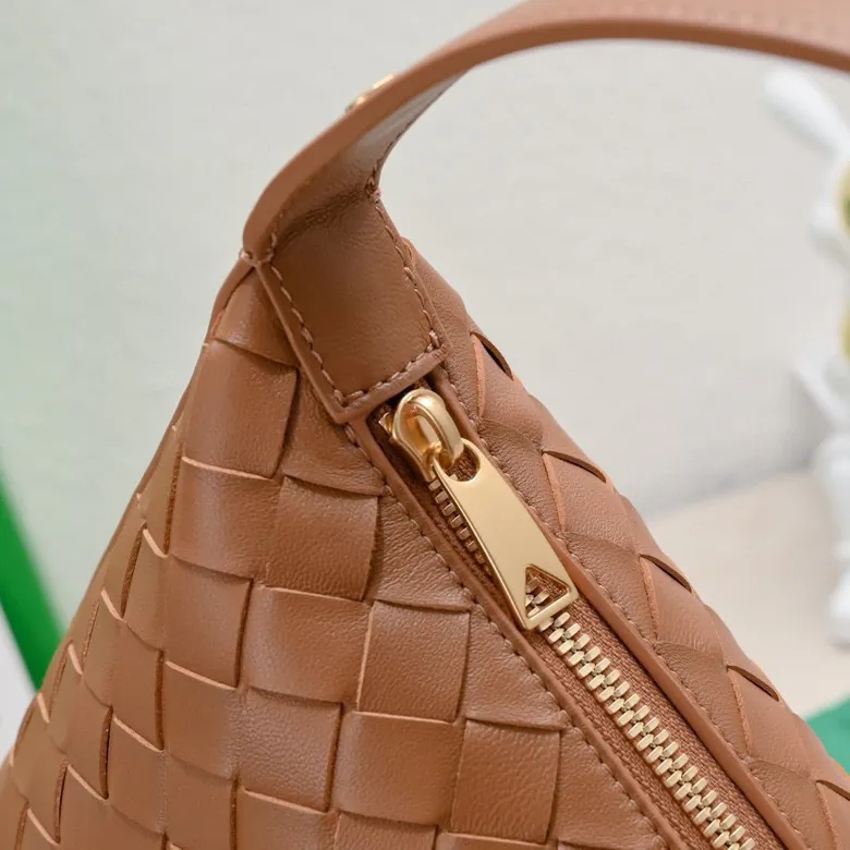 BvWallace Shoulder Lunch Bag Intrecciato Crafted, Elegant Commute