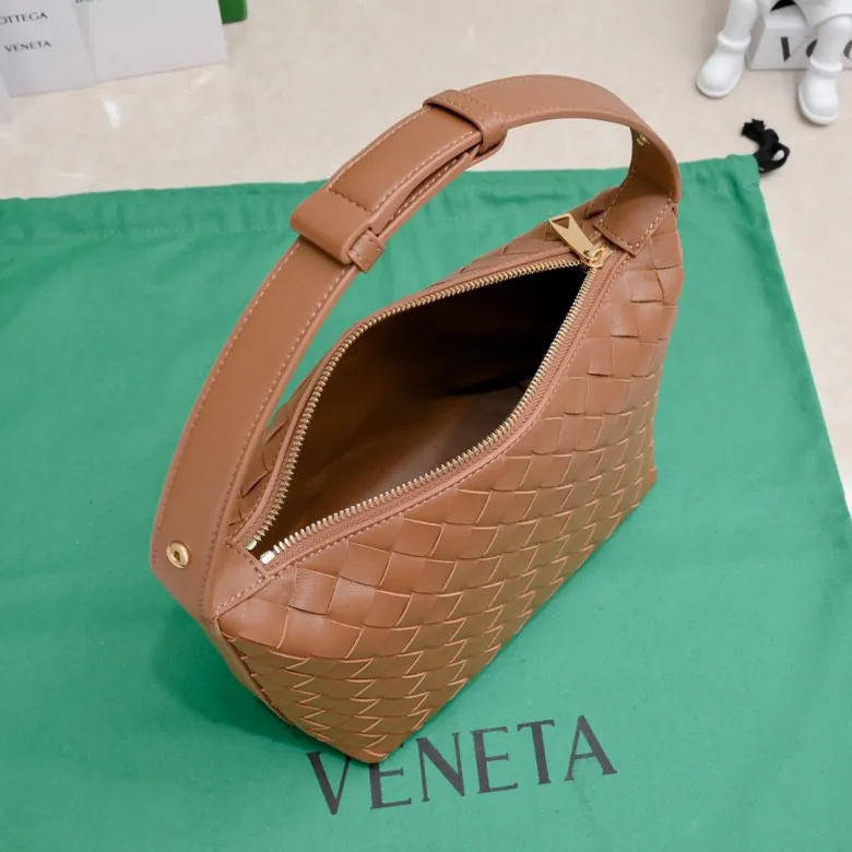 BvWallace Shoulder Lunch Bag Intrecciato Crafted, Elegant Commute