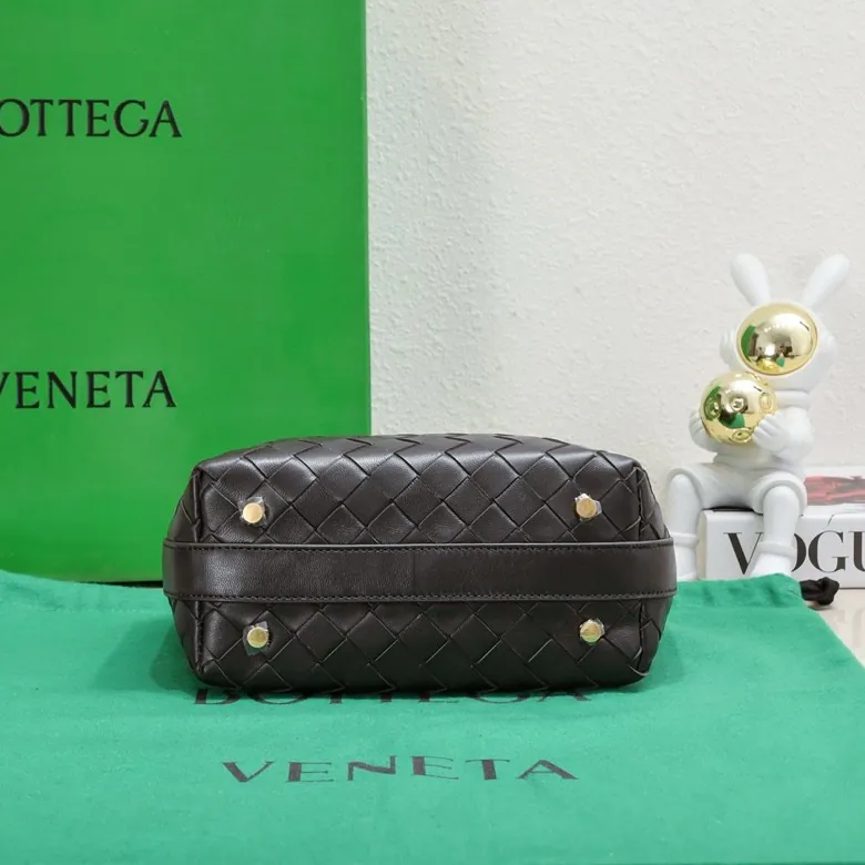 BvWallace Shoulder Lunch Bag Intrecciato Crafted, Elegant Commute