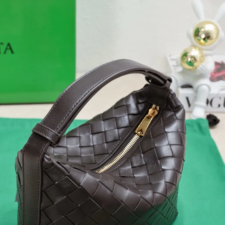BvWallace Shoulder Lunch Bag Intrecciato Crafted, Elegant Commute