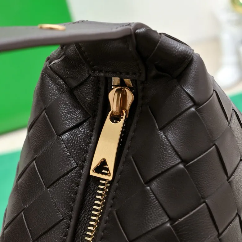 BvWallace Shoulder Lunch Bag Intrecciato Crafted, Elegant Commute