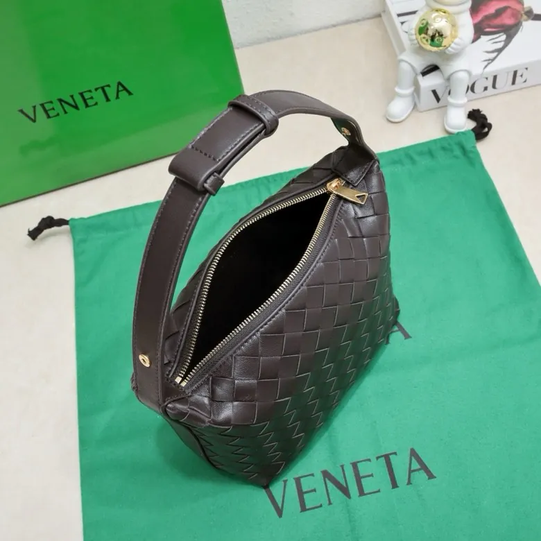 BvWallace Shoulder Lunch Bag Intrecciato Crafted, Elegant Commute