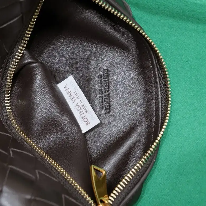 BvWallace Shoulder Lunch Bag Intrecciato Crafted, Elegant Commute