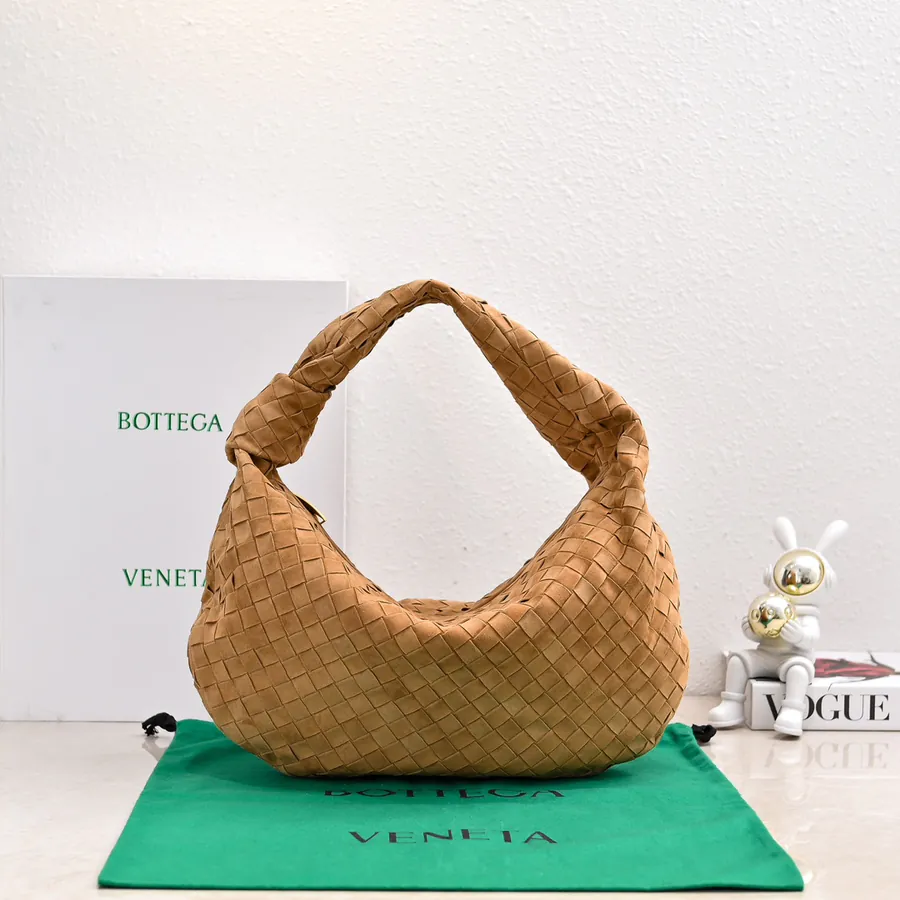 Jodie Bucket Bag Trendy Street Style