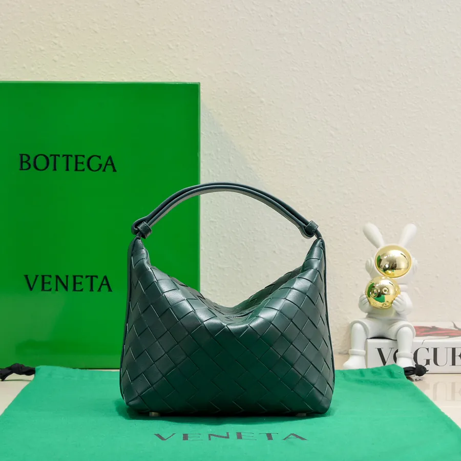 BvWallace Shoulder Lunch Bag Intrecciato Crafted, Elegant Commute