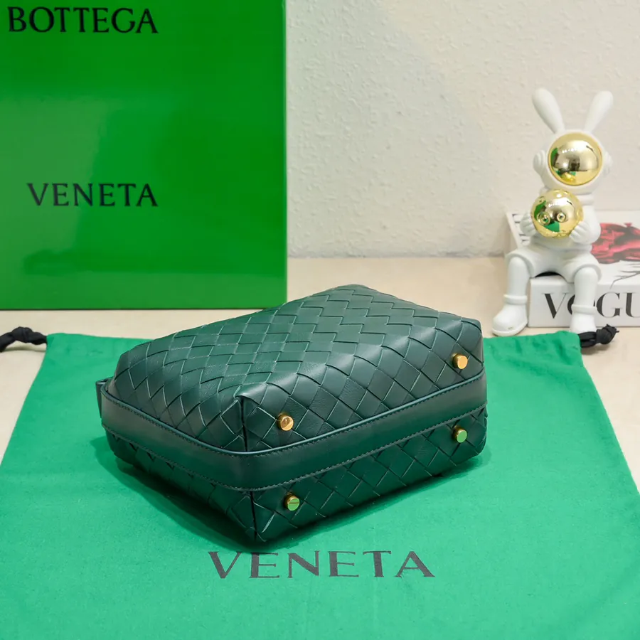 BvWallace Shoulder Lunch Bag Intrecciato Crafted, Elegant Commute