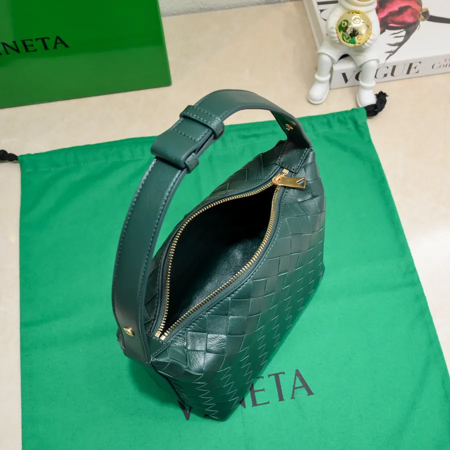 BvWallace Shoulder Lunch Bag Intrecciato Crafted, Elegant Commute