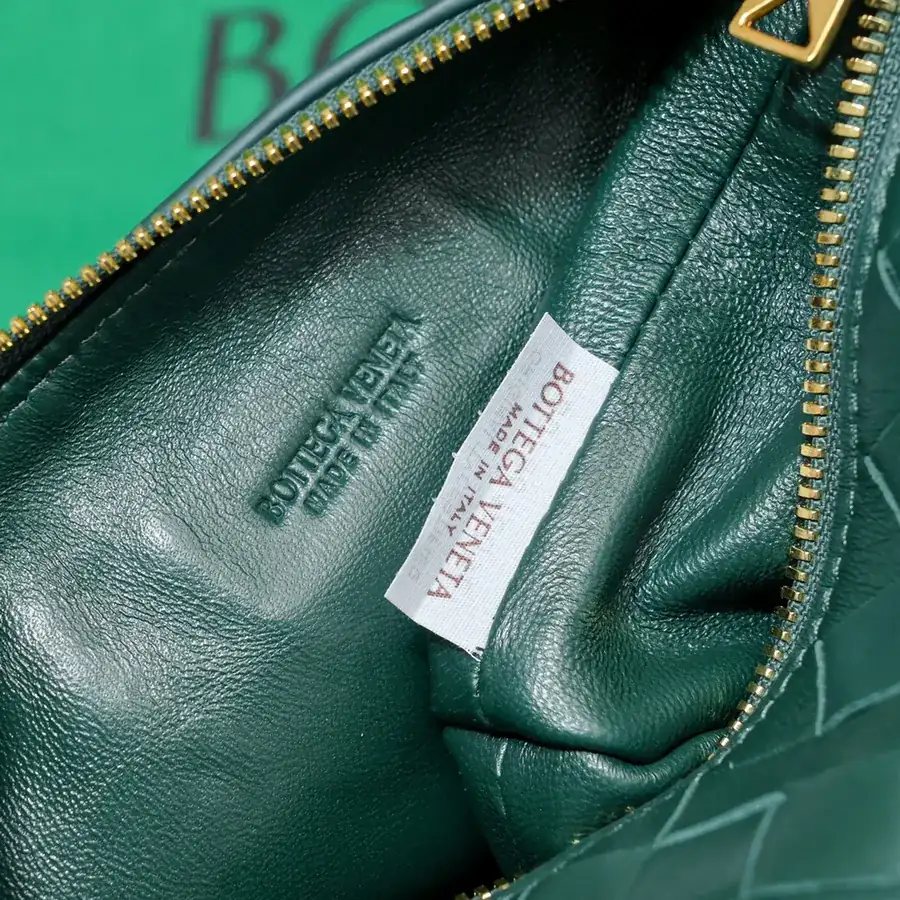 BvWallace Shoulder Lunch Bag Intrecciato Crafted, Elegant Commute