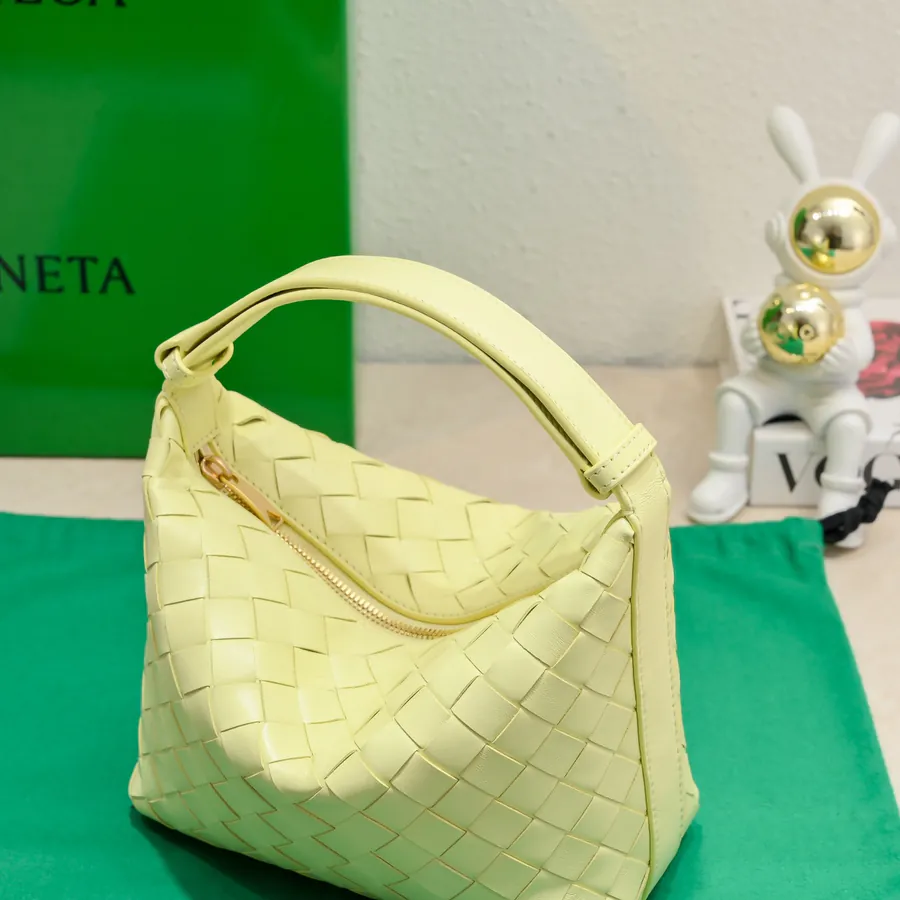 BvWallace Shoulder Lunch Bag Intrecciato Crafted, Elegant Commute