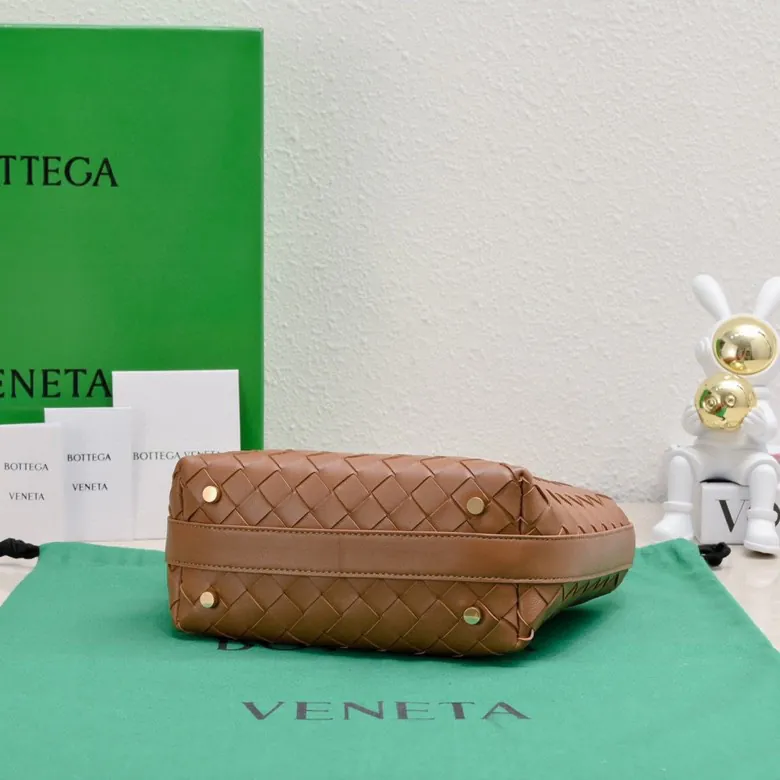 BvWallace Shoulder Lunch Bag Intrecciato Crafted, Elegant Commute