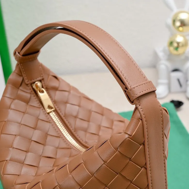 BvWallace Shoulder Lunch Bag Intrecciato Crafted, Elegant Commute
