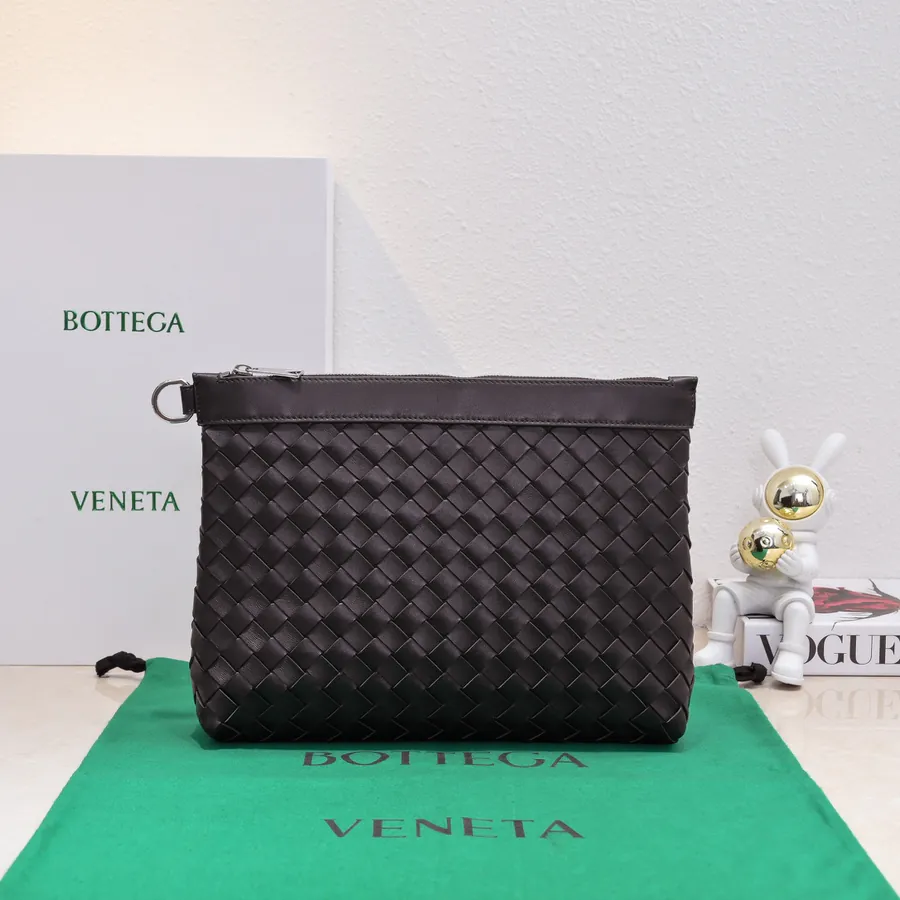 Bottega Veneta Bucket Bag Modern Style
