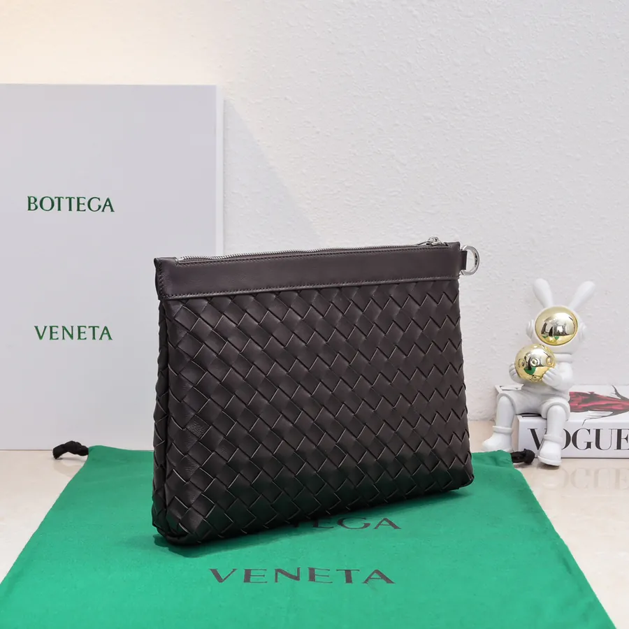 Bottega Veneta Bucket Bag Modern Style