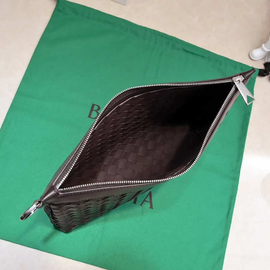 Bottega Veneta Bucket Bag Modern Style