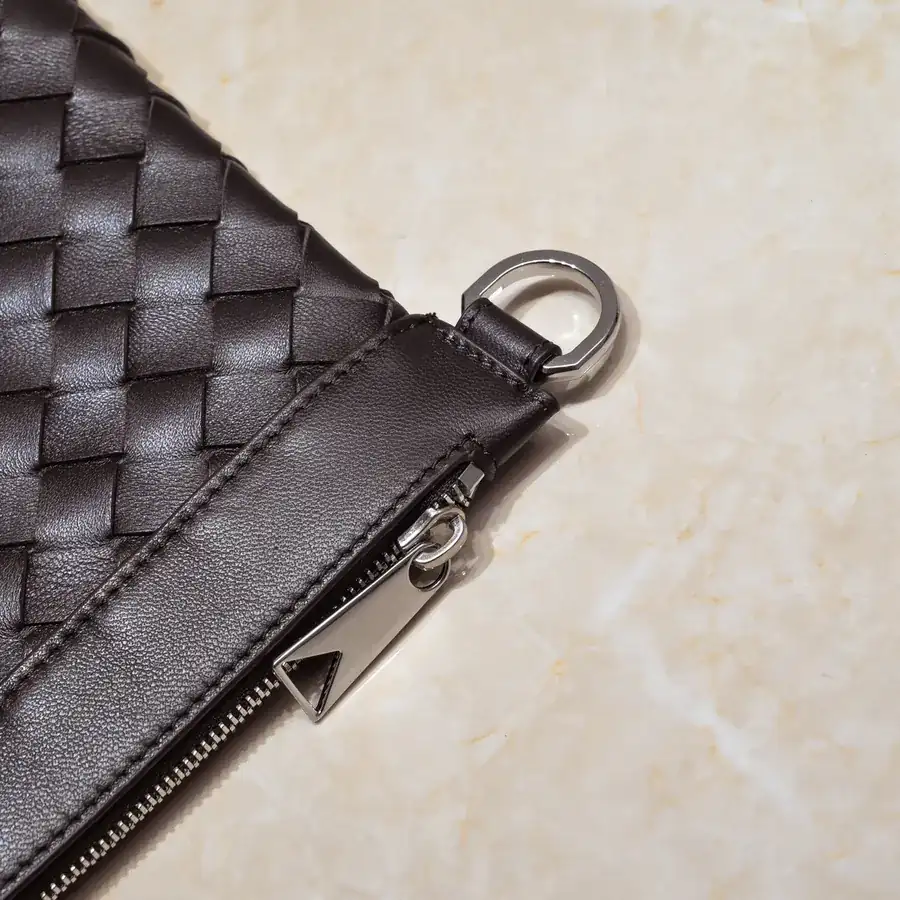 Bottega Veneta Bucket Bag Modern Style