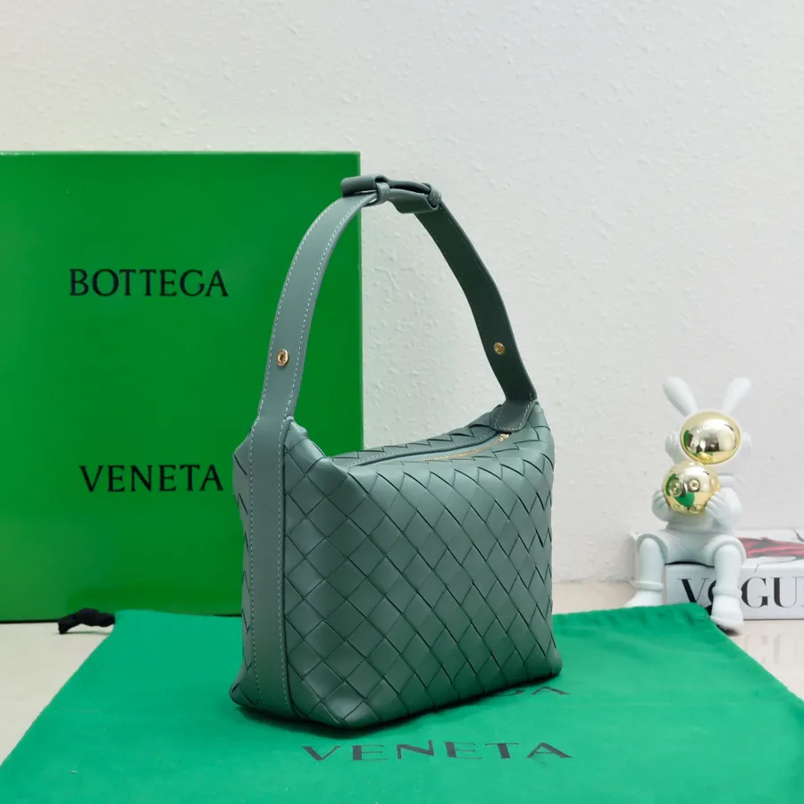 BvWallace Shoulder Lunch Bag Intrecciato Crafted, Elegant Commute