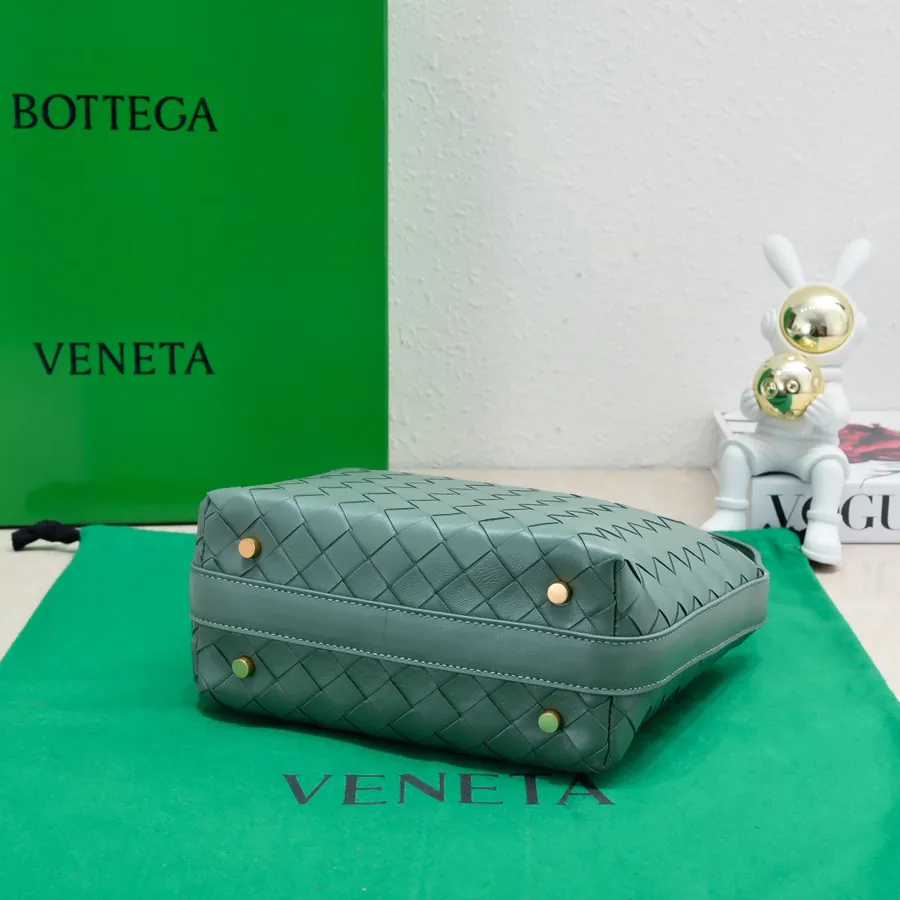 BvWallace Shoulder Lunch Bag Intrecciato Crafted, Elegant Commute