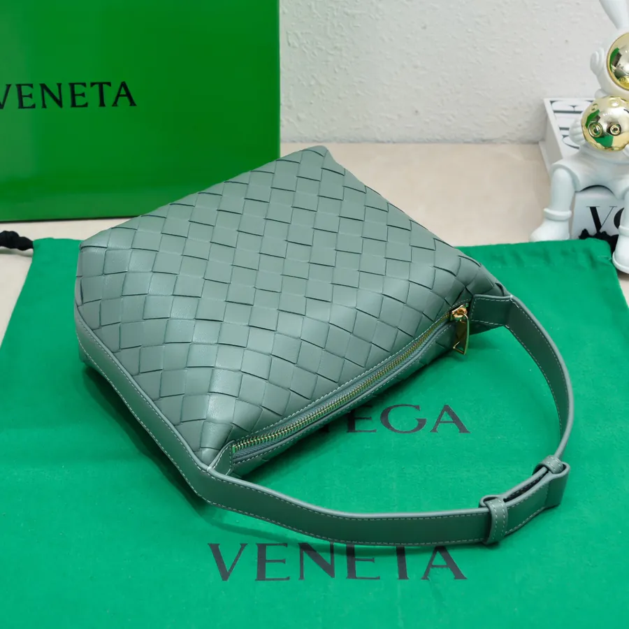 BvWallace Shoulder Lunch Bag Intrecciato Crafted, Elegant Commute