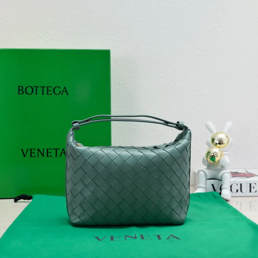 BvWallace Shoulder Lunch Bag Intrecciato Crafted, Elegant Commute