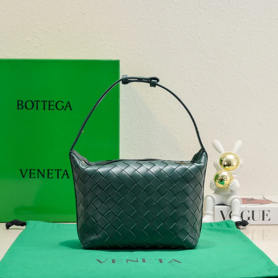 BvWallace Shoulder Lunch Bag Intrecciato Crafted, Elegant Commute