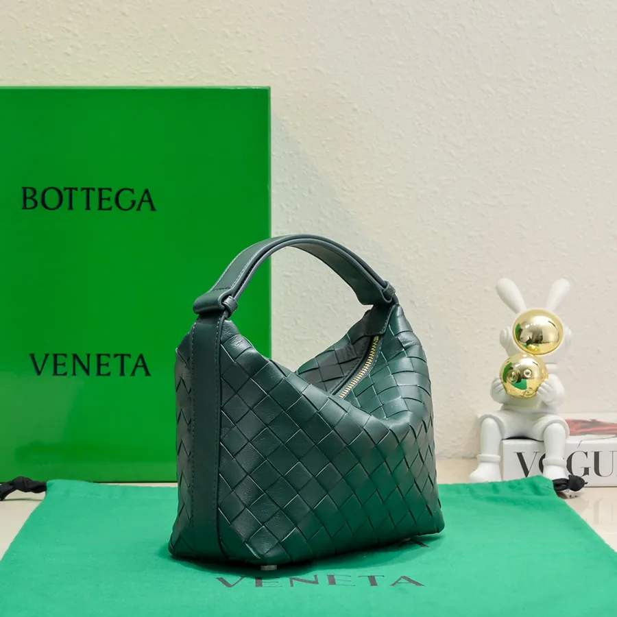 BvWallace Shoulder Lunch Bag Intrecciato Crafted, Elegant Commute
