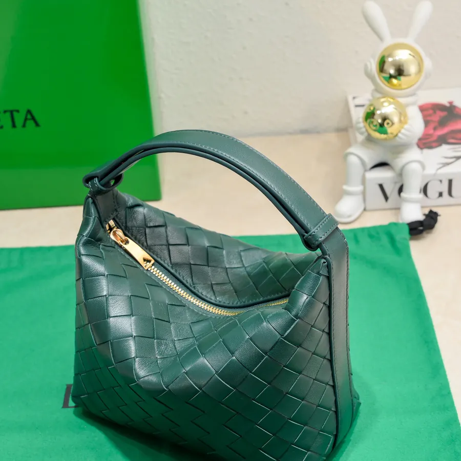 BvWallace Shoulder Lunch Bag Intrecciato Crafted, Elegant Commute