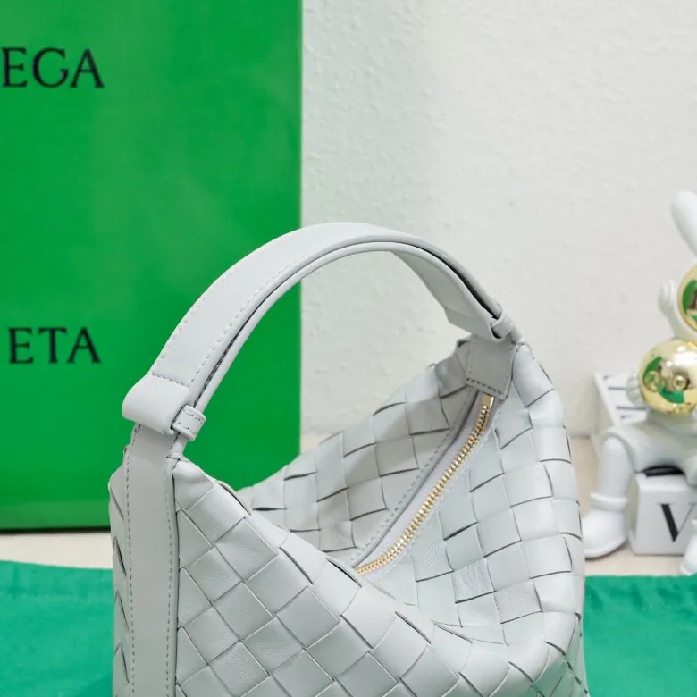 BvWallace Shoulder Lunch Tote Intrecciato Crafted with Happa Lamb Leather