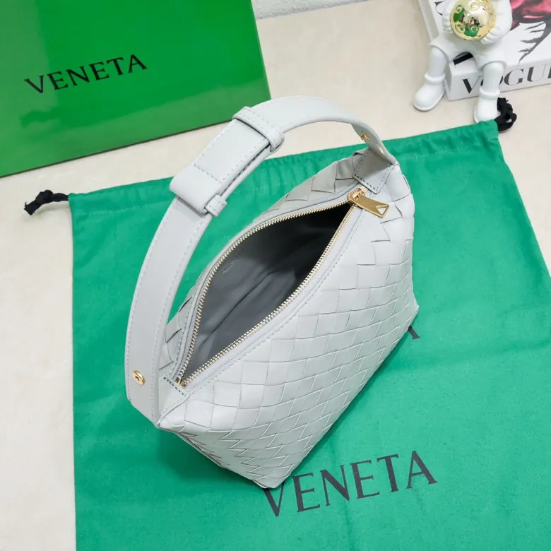 BvWallace Shoulder Lunch Tote Intrecciato Crafted with Happa Lamb Leather