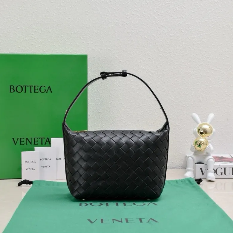 BvWallace Shoulder Lunch Tote Intrecciato Crafted with Happa Lamb Leather