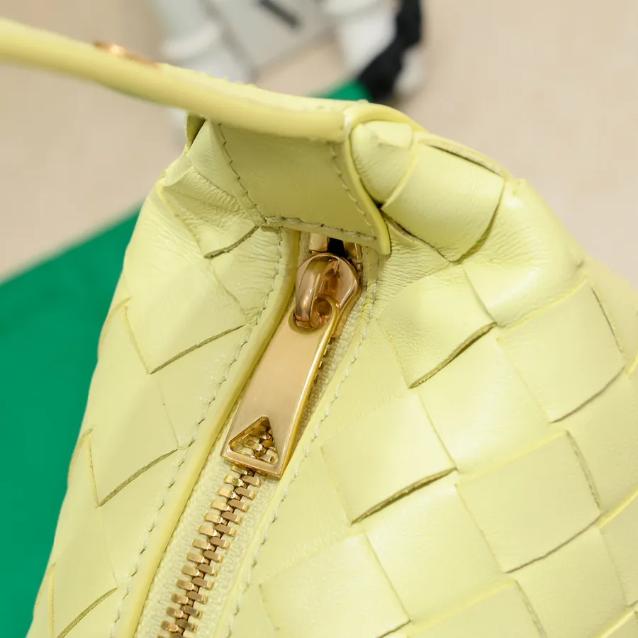 BvWallace Shoulder Lunch Bag Intrecciato Crafted, Elegant Commute