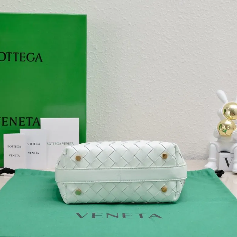 BvWallace Shoulder Lunch Bag Intrecciato Crafted, Elegant Commute