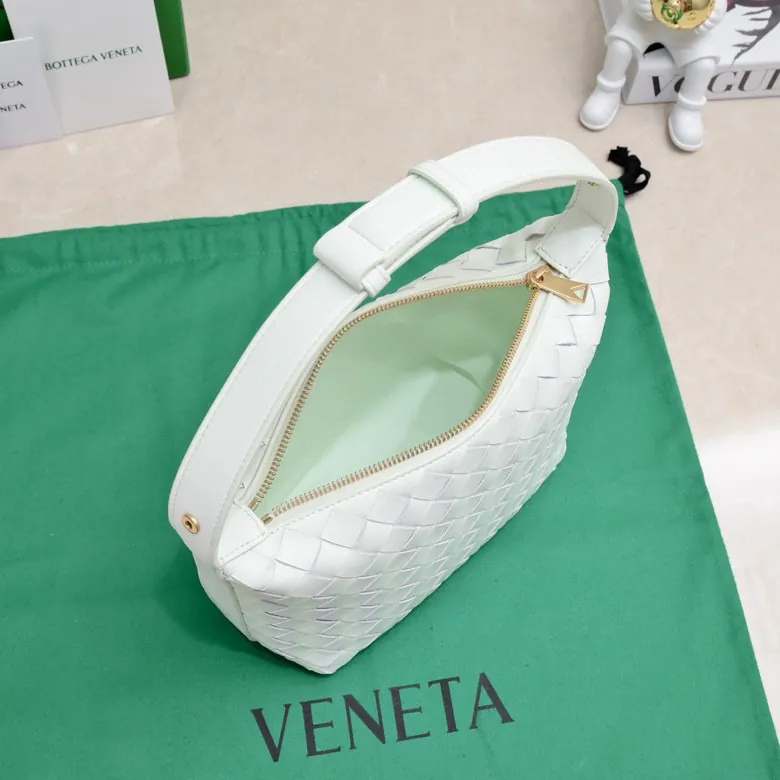 BvWallace Shoulder Lunch Bag Intrecciato Crafted, Elegant Commute