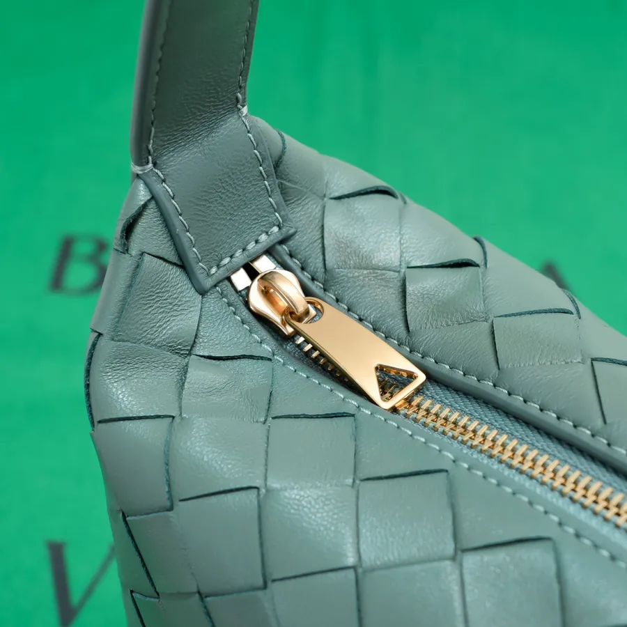 BvWallace Shoulder Lunch Tote Intrecciato Crafted with Happa Lamb Leather