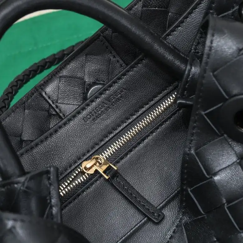 Intrecciato编织皮革小号手提包