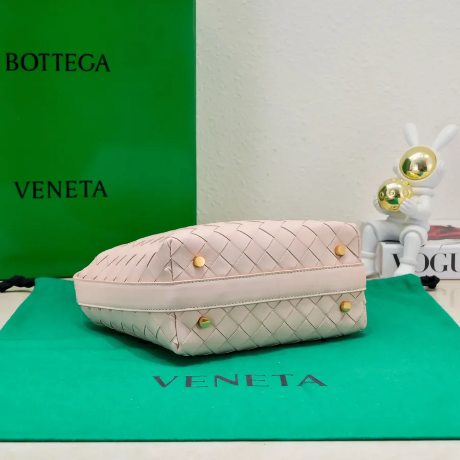 BvWallace Shoulder Lunch Bag Intrecciato Crafted, Elegant Commute